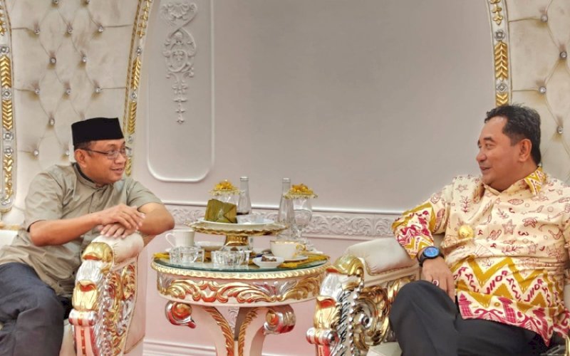 PERTEMUAN. Rektor Uniba Isradi Zaenal dan Penjabat Gubernur Sulsel Bahtiar Baharuddin bertemu di Rumah Jabatan Gubernur Sulsel di Jl Sungai Tangka, Kota Makassar, Kamis (21/3/2024) malam. foto: istimewa