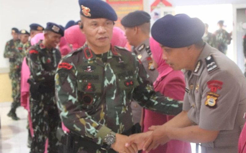 SERAH TERIMA. Danyon C Pelopor Satuan Brimob Polda Sulsel, Kompol Nur Ichsan, memberikan ucapan selamat pada saat memimpin upacara serah terima dan pengukuhan jabatan 21 personel jajaran Batalyon C Pelopor, Senin (25/3/2024). foto: istimewa