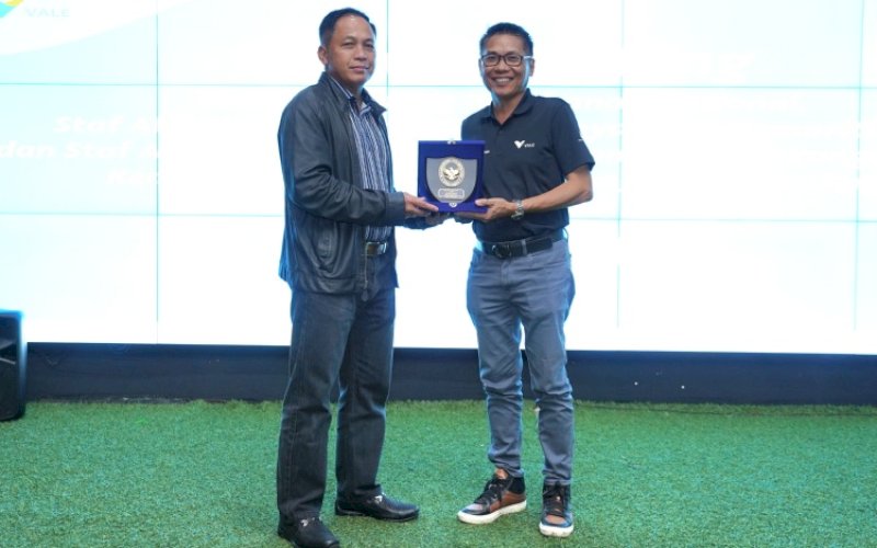 CENDERA MATA. COO PT Vale Indonesia Abu Ashar bertukar cendera mata dengan Staf Ahli Bidang Ketahanan Nasional Kemenko Polhukam Marsda TNI Oka Prawira di Sorowako, Luwu Timur, Rabu (6/3/2024). foto: istimewa