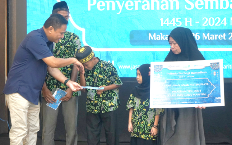 BERBAGI. Direktur SDM dan Umum SPJM, Rachmat Prayogi, menyerahkan bantuan sembako Pelindo Berbagi Ramadan di Gedung Kantor Pelindo Regional 4 Makassar, Selasa (26/3/2024). foto: istimewa