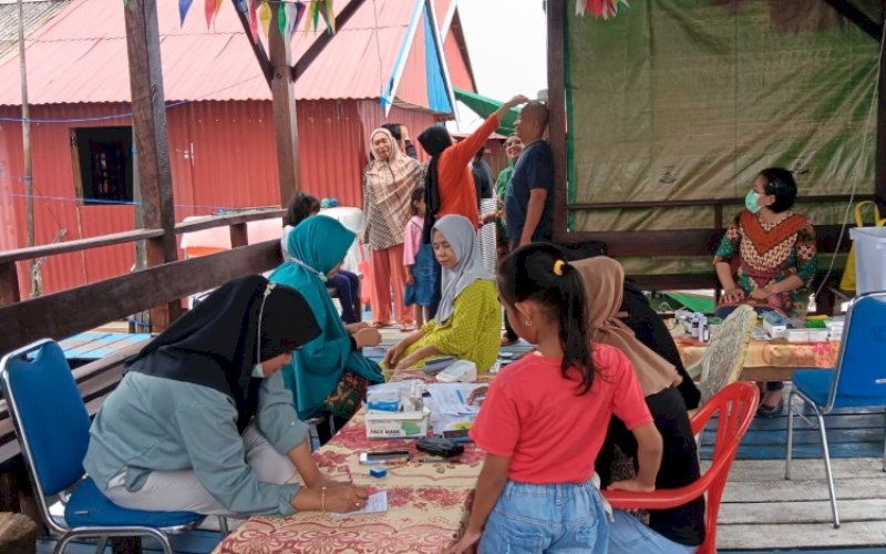 PEMERIKSAAN KESEHATAN. PT Pelabuhan Indonesia (Persero) Regional 4 bersama SPTP dan SPJM melaksanakan Program TJSL dengan menggelar Pemeriksaan Kesehatan Gratis di Dermaga Lorong 13, Kelurahan Cambaya, Kecamatan Ujung Tanah, Kota Makassar, Kamis (22/3/2024). foto: istimewa