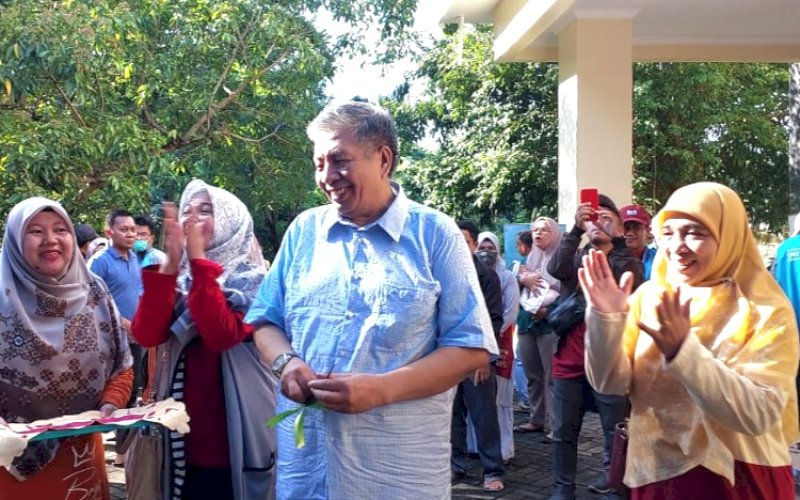 PEMBUKAAN. Ketua Yayasan Iqro, Prof Aminuddin Ilmar, melakukan pengguntingan pita saat membuka secara resmi kegiatan Market Day SDIT Ar-Rahmah, Sabtu (2/3/2024). foto: istimewa