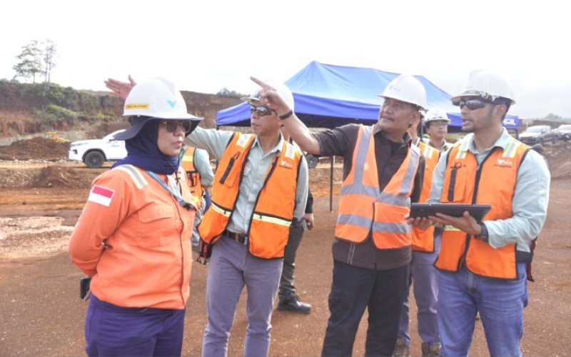 KUNJUNGAN. Pj Bupati Morowali, Rachmansyah Ismail (kedua kanan), mendukung komitmen keberlanjutan perseroan saat meninjau progres konstruksi project PT Vale Indonesia Tbk (PT Vale) Indonesia Growth Project (IGP) Morowali, Rabu (6/3/2024). foto: istimewa
