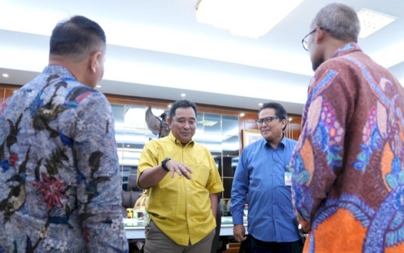 PERTEMUAN. Kepala BI Perwakilan Sulsel Rizki Ernadi Wimanda saat bertemu Penjabat Gubernur Sulsel Bahtiar Baharuddin, di Kantor Gubernur Sulsel, Jumat (1/3/2024). foto: istimewa