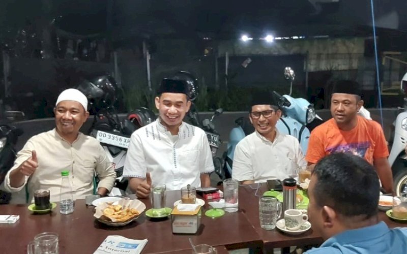 NGOPI BARENG. Empat orang Anak Rakyat Kasrudi (ki-ka), Rudianto Lallo, Muchlis A Misbah, dan Jufri Pabe ngopi bareng di Warkop Dg Anas, Jl Faizal, Kota Makassar, Senin (25/3/2024) malam. foto: doelbeckz/pluz.id