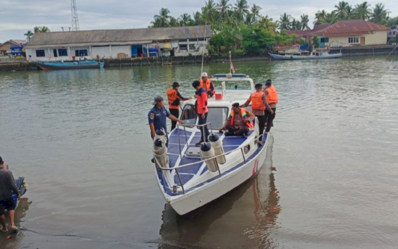 PENCARIAN. Tim SAR Brimob Bone bersama Basarnas Bone terjun ke Kabupaten Sinjai melakukan pencarian terhadap seorang nelayan, Ilham (38), yang dilaporkan hilang, Minggu (10/3/2024). foto: istimewa