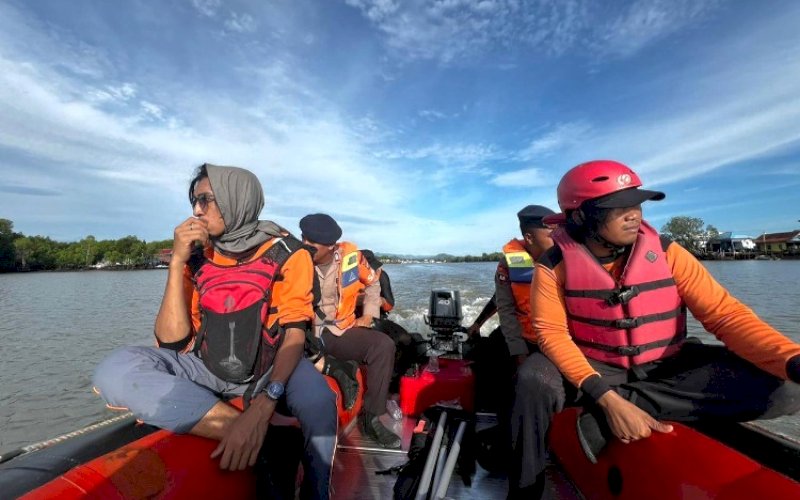 PENCARIAN. Tim SAR gabungan melakukan pencarian nelayan asal Pulau Sembilan, Kabupaten Sinjai, yang dilaporkan hilang, Ilham (38) di muara Sungai Tangka, Kecamatan Sinjai Utara, Kabupaten Sinjai, Selasa (12/3/2024). foto: istimewa