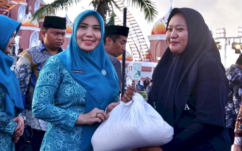 GPM. Pj Ketua Tim Penggerak PKK Provinsi Sulsel, Sofha Marwah Bahtiar, saat menghadiri Gerakan Pangan Murah (GPM) di Center Point of Indonesia (CPI) Makassar, Minggu (17/4/2024). foto: istimewa