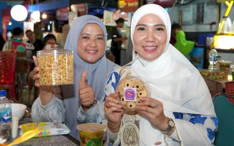 PROMOSI. Pj Ketua Tim Penggerak PKK Provinsi Sulsel, Sofha Marwah Bahtiar, pada malam ke-12 Ramadan mengunjungi Pasar Ramadan Mulo di Gedung Mulo, Jl Jenderal Sudirman, Kota Makassar, Jumat (22/3/2024) malam. foto: istimewa