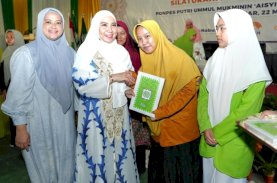Pj Ketua PKK Sulsel Serahkan Bantuan Al Qur&rsquo;an untuk Ponpes Puteri Ummul Mukminin