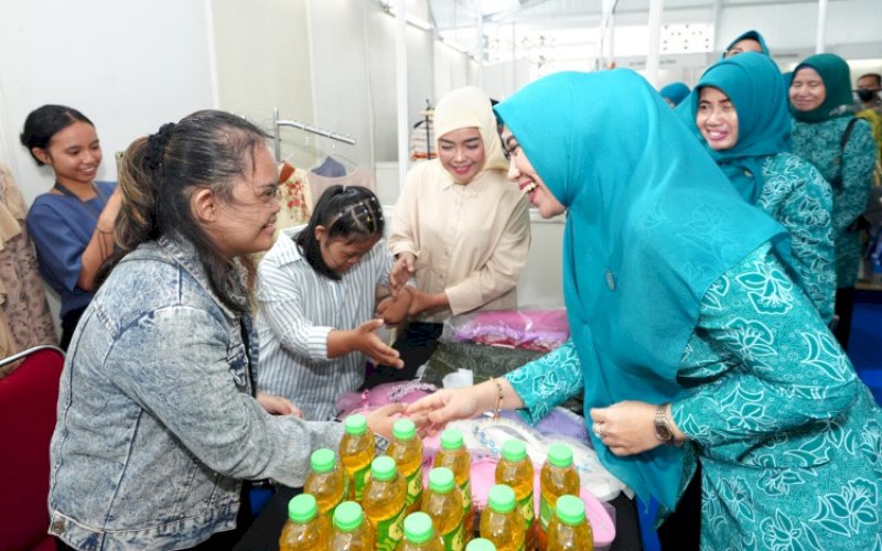 RAMADAN FESTIVE. Pj Ketua TP PKK Sulsel, Sofha Marwah Bahtiar, menyapa pemilik salah satu tenant Ramadan Festive 2024 di Halaman Kantor PKK Sulsel, Kamis (28/3/2024). Ramadan Festive 2024 akan digelar hingga 2 April 2024 mendatang. foto: istimewa