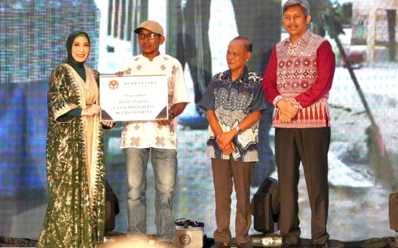 PENYERAHAN. Pj Ketua Dekranasda Sulsel, Sofha Marwah Bahtiar, menyerahkan sumbangan kepada pelaku UKM dan perajin disabilitas di acara 'Dekranasda Preloved for Charity' di Hotel Claro Makassar, Jumat (29/3/2024). foto: istimewa