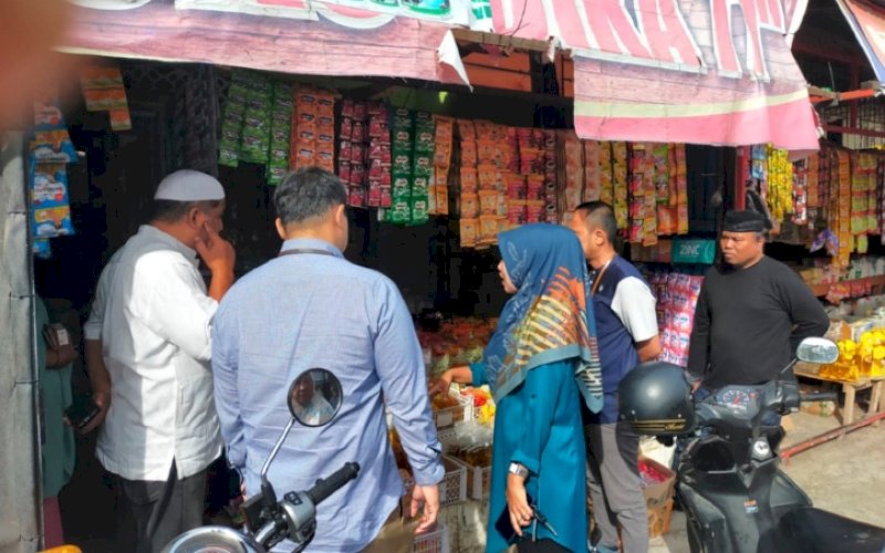 SIDAK. TPID bersama Satgas Pangan Bulukumba melaksanakan Inspeksi Mendadak (Sidak) di tiga pasar, yaitu Pasar Kasuara, Pasar Cekkeng, dan Pasar Sentral Bulukumba, Jumat (8/3/2024). foto: istimewa