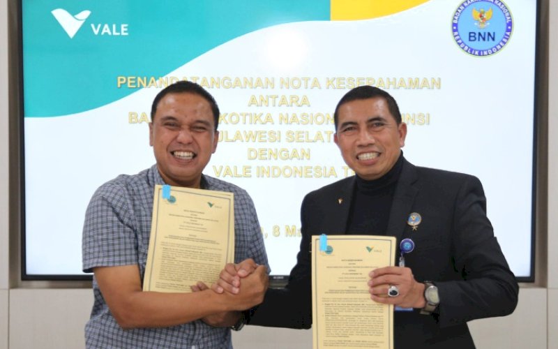 MOU. Direktur External Relations PT Vale Endra Kusuma bersama Kepala BNN Provinsi Sulsel Brigjen Pol Guruh Ahmad Fadiyanto memperlihatkan berkas Memorandum of Understanding (MoU) usai penandatanganan di Kantor Pusat PT Vale Indonesia, Jakarta, Jumat (8/3/2024). foto: istimewa