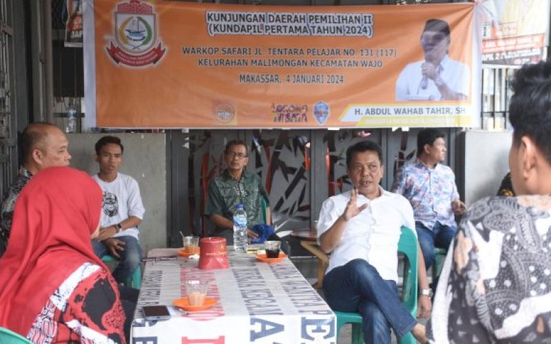 KUNJUNGAN DAPIL. Anggota DPRD Makassar, Abdul Wahab Tahir, melakukan kunjungan daerah pemilihan di Kelurahan Kaluku Bodoa, Kecamatan Tallo, Makassar, Kamis (4/1/2024). foto: istimewa