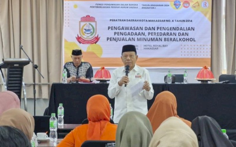 SOSIALISASI. Anggota DPRD Makassar, M Yunus, sosialisasikan Perda Pengawasan dan Pengendalian Pengadaan, Peredaran dan Penjualan Minuman Beralkohol di Royal Bay Makassar, Senin (22/1/2024). foto: istimewa