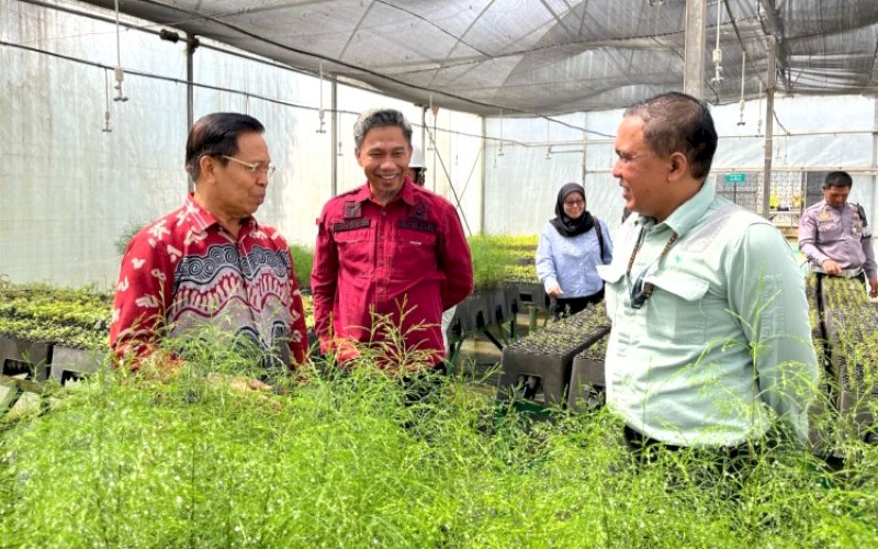 KUNJUNGAN. Ketua Pengadilan Tinggi Makassar, Zainuddin (kiri), melihat langsung praktik pertambangan yang diterapkan PT Vale Indonesia di Sorowako, Luwu Timur, Sorowako, Jumat-Sabtu (1-2/3/2024). foto: istimewa