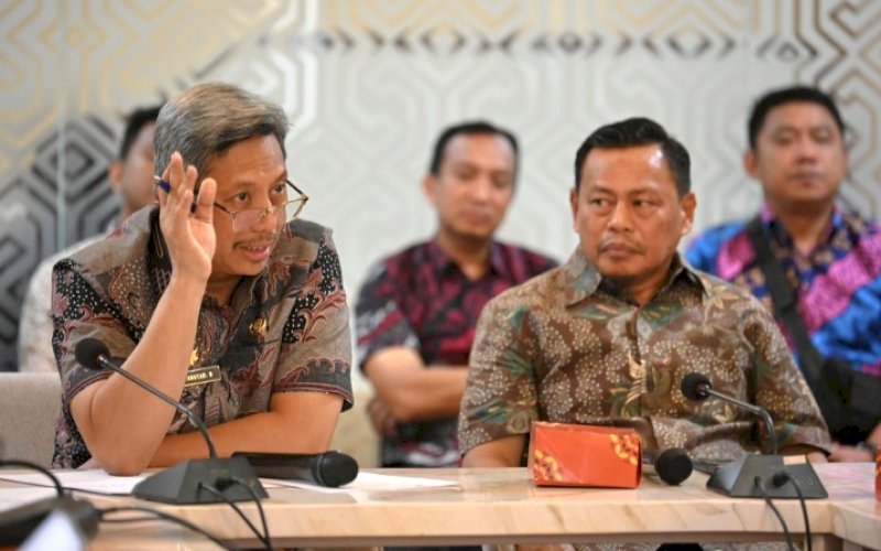 RAKOR. Plt Sekda Provinsi Sulsel, Andi Muhammad Arsjad (kiri), memimpin Rapat Koordinasi (Rakor) dengan Panitia Pelaksana PSBM XXIV 2024 di Toraja Room, Kantor Gubernur Sulsel, Kamis (18/4/2024). foto: istimewa