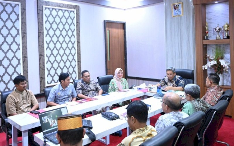 RAKOR. Plt Sekda Provinsi Sulsel, Andi Muhammad Arsjad, menggelar rapat koordinasi dengan Panitia Pelaksana Pertemuan Saudagar Bugis Makassar (PSBM) XXIV di ruang kerja Sekda Sulsel di Kantor Gubernur Sulsel, Jumat (5/4/2024). foto: istimewa