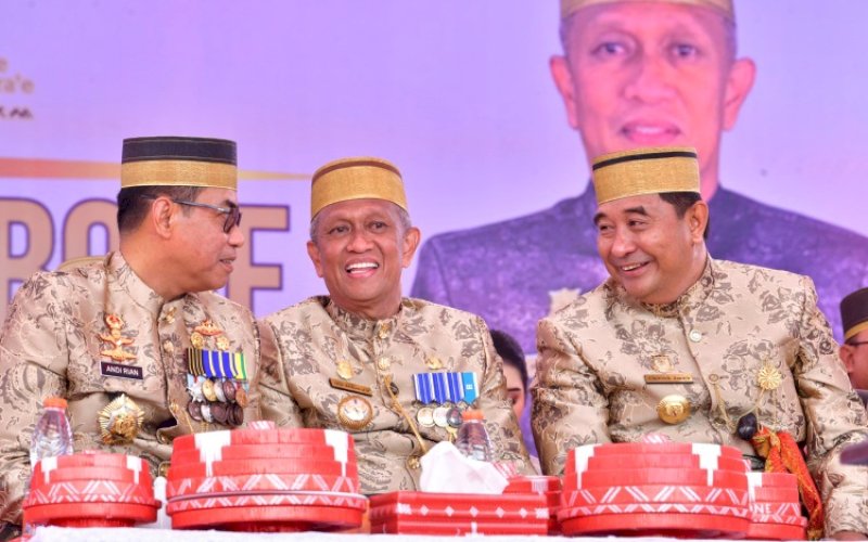 PERINGATAN. Kapolda Sulsel Andi Rian R Djajadi (ki-ka), Pj Bupati Bone.Andi Islamuddin, dan Pj Gubernur Sulsel Bahtiar Baharuddin saat menghadiri rangkaian peringatan Hari Jadi Bone ke-694 di Halaman Rumah Jabatan Bupati Bone, Sabtu (20/4/2024). foto: istimewa