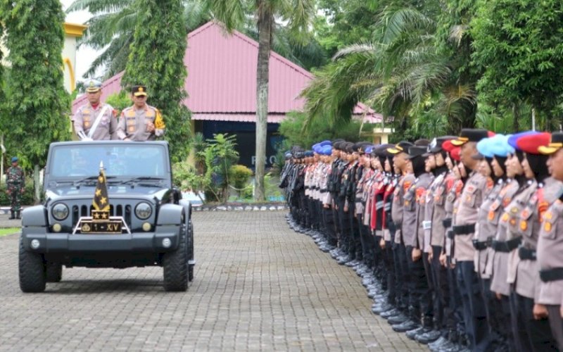 OPERASI KETUPAT. Kapolda Sulsel, Irjen Pol Andi Rian Ryacudu Djajadi, memimpin Apel Gelar Pasukan Operasi Ketupat 2024 di Lapangan Upacara Mapolda Sulsel, Rabu (3/4/2024). foto: istimewa