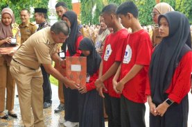 Andi Utta Serahkan Piala dan Sertifikat Penghargaan kepada Siswa SLBN Bulukumba