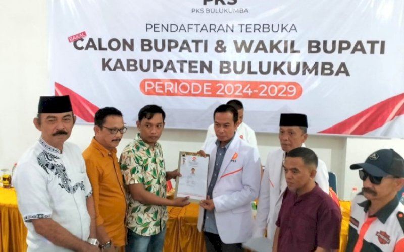 PENDAFTARAN. Andi Muchtar Ali Yusuf yang diwakili Liaison Officer&nbsp;(LO) mengembalikan formulir bakal calon Kepala Daerah Kabupaten Bulukumba di Kantor PKS&nbsp;Bulukumba, Sabtu (20/3/2024). foto: istimewa