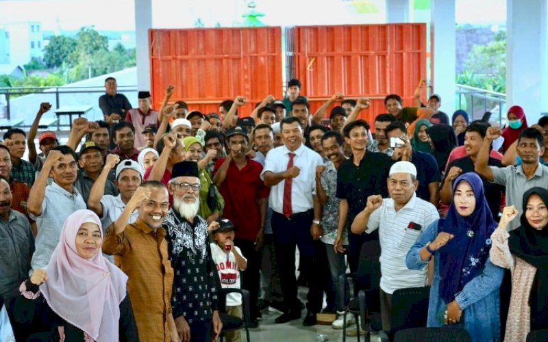 KEBERSAMAAN. Ratusan warga lintas desa di Kecamatan Gantarang foto bersama Bupati Bulukumba, Andi Muchtar Ali Yusuf, saat mendatangi Gedung Pinisi Bulukumba, Kamis (25/4/2024). foto: istimewa