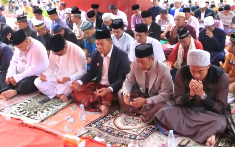 Andi Muchtar Ali Yusuf (tengah). foto: istimewa