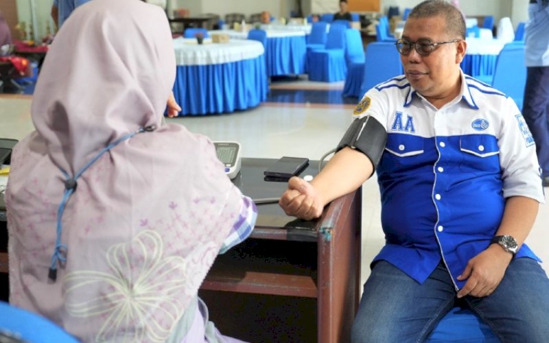 DONOR DARAH. Direktur Teknik Perumda Air Minum Kota Makassar, Asdar Ali, turut donor darah di Aula Kantor Pusat, Jl Dr Ratulangi, Kota Makassar, Selasa (30/4/2024). foto: istimewa
