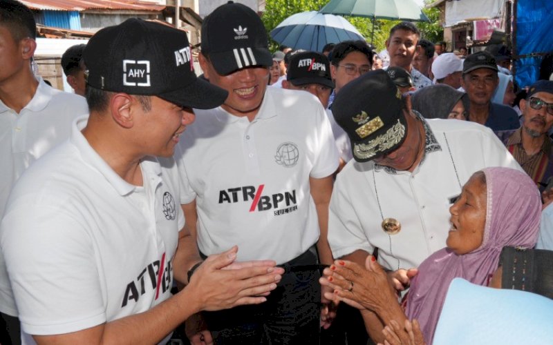MENYAPA. Menteri ATR/BPN Agus Harimurti Yudhoyono (AHY) didampingi Pj Gubernur Sulsel Bahtiar Baharuddin menyapa warga di sela-sela menyerahkan 50 sertipikat program PTSL dalam kunjungan kerjanya ke Provinsi Sulsel, Sabtu (27/4/2024). foto: istimewa