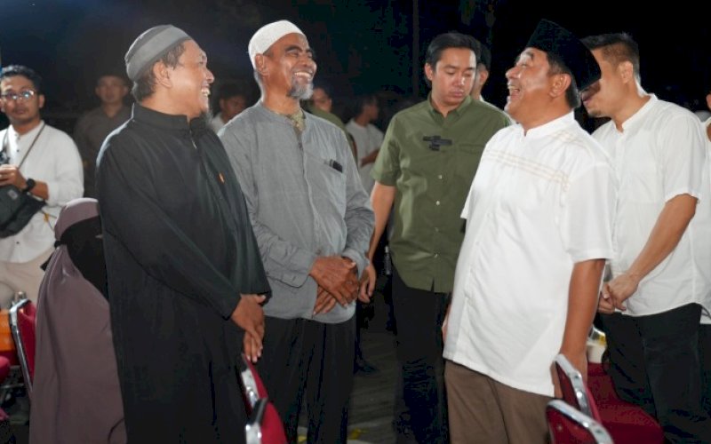 SILATURAHMI. Pj Gubernur Sulsel, Bahtiar Baharuddin, bercengkrama dengan eks narapidana teroris di sela-sela buka puasa bersama di Lego-lego CPI Makassar, Rabu (3/4/2024). foto: istimewa