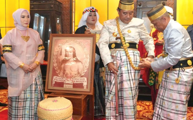 GELAR BANGSAWAN. Dewan Adat Saoraja Kabupaten Bone resmi menganugerahkan gelar adat kepada Pj Gubernur Sulsel, Bahtiar Baharuddin di Arajang, Rumah Jabatan Bupati Bone, Jumat (19/4/2024). foto: istimewa