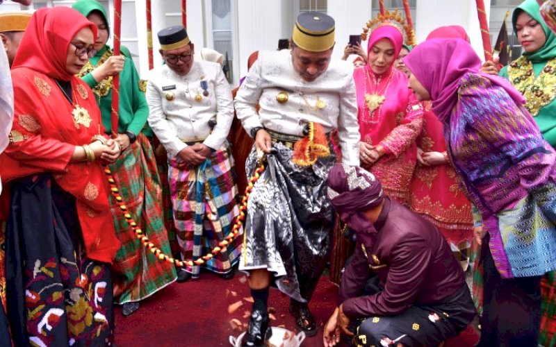 HUT PALOPO. Pj Gubernur Sulsel Bahtiar Baharuddin bersama Pj Wali Kota Palopo Asrul Sani mengikuti upacara Mappacekke Wanua, sebelum pelaksanaan peringatan Hari Jadi atau Hari Ulang Tahun (HUT) Kota Palopo ke-22 di Halaman Kantor Wali Kota Palopo, Senin (29/4/2024). foto: istimewa