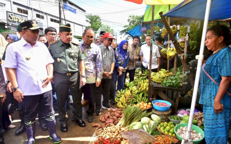 PEMANTAUAN. Pj Gubernur Sulsel Bahtiar Baharuddin, memantau harga pangan saat mengunjungi Pasar Terong, Kota Makassar, Senin (8/4/2024). foto: istimewa