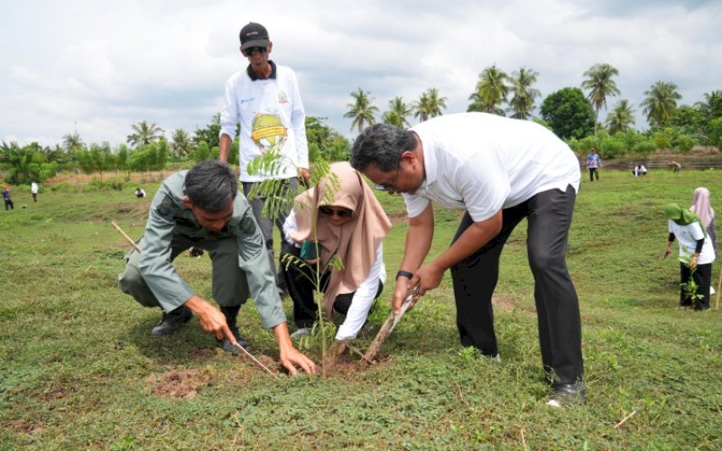 TANAM POHON. Pj Gubernur Sulsel, Bahtiar Baharuddin, bersama warga menanam pohon dalam rangka memperingati Hari Bumi di Bendungan Gerak Tempe, Kelurahan Wiringpalenae, Kecamatan Tempe, Kabupaten Wajo, Senin (22/4/2024). foto: istimewa