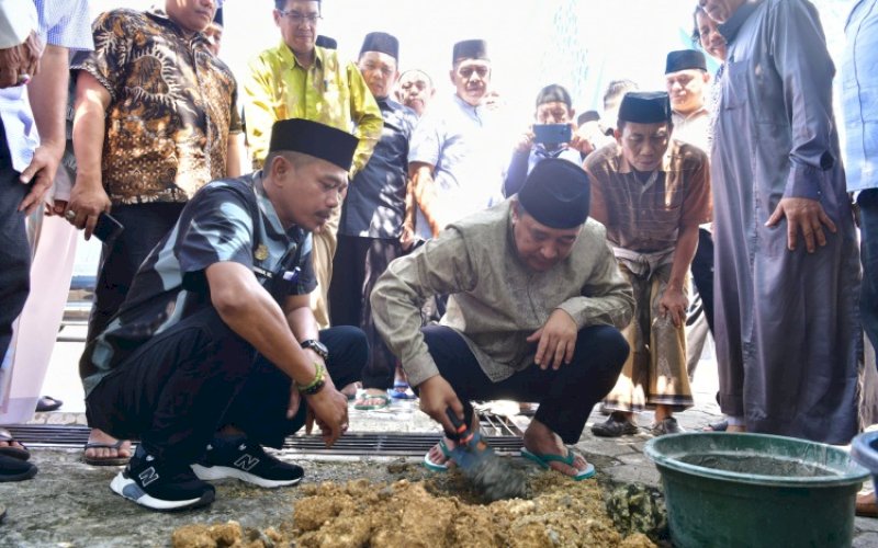 PEMBANGUNAN. Pj Gubernur Sulsel, Bahtiar Baharuddin, melakukan peletakan batu pertama untuk pembangunan menara Masjid Nurul Ilmi Himal SMPPSMADAGA Bone yang terletak di Jl Lapawawoi, Watampone, Bone, Jumat (19/4/2024). foto: istimewa