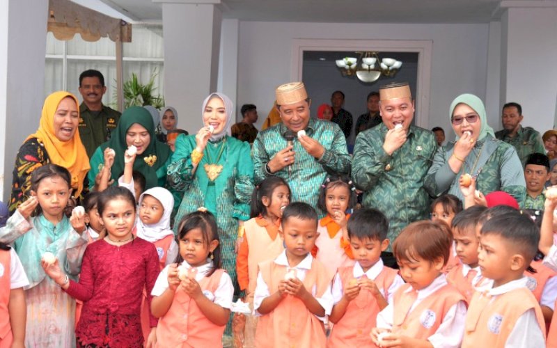 MAKAN TELUR. Pj Gubernur Sulsel Bahtiar Baharuddin didampingi Pj Ketua TP PKK Sulsel Sofha Marwah Bahtiar mencanangkan Gerakan Peduli Stunting (Gadis) 2024 serta Kampanye Makan Telur di halaman Rumah Jabatan Bupati Wajo, Senin (22/4/2024). foto: istimewa