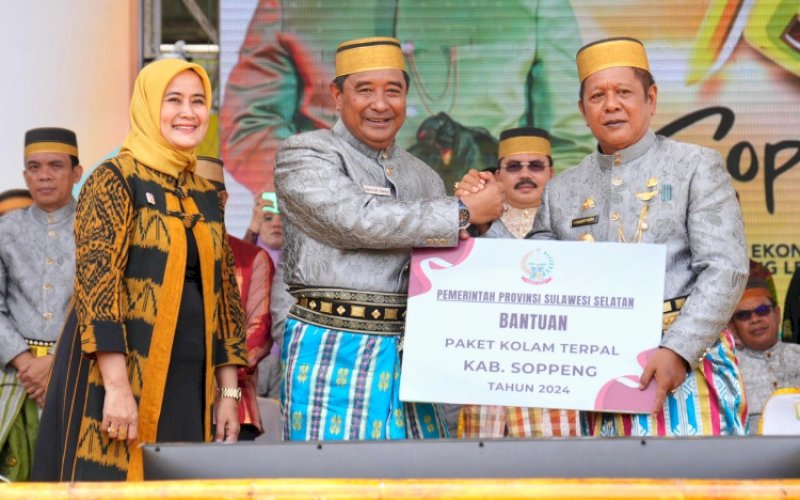 PENYERAHAN. Pj Gubernur Sulsel Bahtiar Baharuddin secara simbolis menyerahkan bantuan kepada Bupati Soppeng Andi Kaswadi Razak pada peringatan Hari Jadi Kabupaten Soppeng yang ke-763 di Stadion HA Wana Soppeng, Selasa (23/4/2024). foto: istimewa