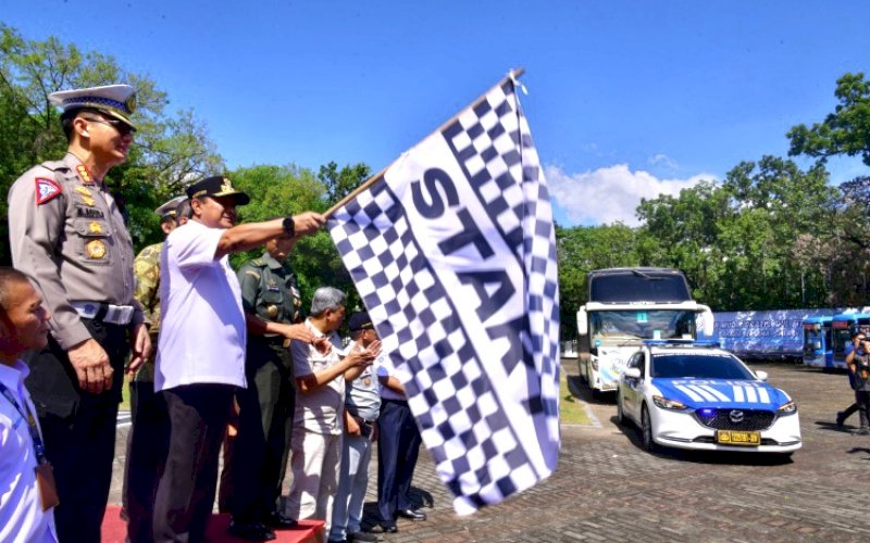 PELEPASAN. Wali Kota Makassar Moh Ramdhan Pomanto mendampingi Pj Gubernur Sulsel Bahtiar Baharuddin melepas 500 peserta mudik Sulsel Ramadan Berbagi Bahagia Pemprov Sulsel di Lapangan Rumah Jabatan Gubernur, Sabtu (6/4/2024). foto: istimewa