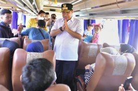 Pj Gubernur Sulsel Lepas 500 Peserta Mudik Gratis, Beri Bantuan Paket Sembako