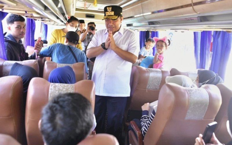 MUDIK GRATIS. Pj Gubernur Sulsel, Bahtiar Baharuddin, menyapa peserta mudik saat melepas 500 peserta mudik Lebaran ini, di Lapangan Rumah Jabatan Gubernur, Sabtu (6/4/2024). foto: istimewa
