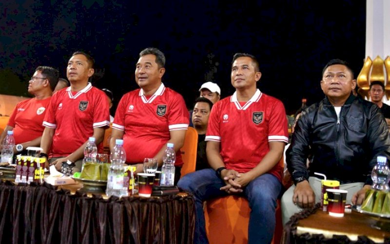 NOBAR. Pj Gubernur Sulsel Bahtiar Baharuddin bersama Pj Wali Kota Parepare Akbar Ali dan jajaran Forkopimda Parepare Nonton Bareng (Nobar) semifinal &nbsp;AFC U-23 Asian Cup 2024 atau Piala Asia U-23 2024 di Lapangan Andi Makkasau Parepare, Senin (29/4/2024). foto: istimewa