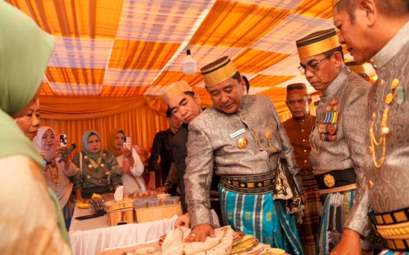 PAMERAN. Pj Gubernur Sulsel, Bahtiar Baharuddin, mengunjungi stand pameran pameran pembangunan yang diselenggarakan Pemkab Soppeng dalam rangka memeriahkan Hari Jadi Kabupaten Soppeng Ke-763 dengan tema 'Penguatan Ekonomi Rakyat Menuju Soppeng Lebih Sejahtera' di Stadion HA Wana, Selasa (23/4/2024). foto: istimewa