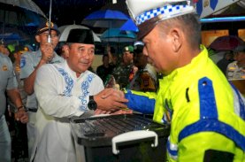 Pj Gubernur Sulsel dan Forkopimda Pantau Keamanan dan Bagikan Paket Lebaran pada Malam Takbiran