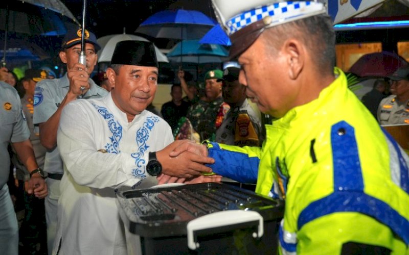 PENINJAUAN. Pj Gubernur Sulsel, Bahtiar Baharuddin, menyerahkan bingkisan kepada petugas keamanan saat bersama Forkopimda Sulsel melakukan peninjauan pos pengamanan terpadu, Selasa (9/4/2024). foto: istimewa