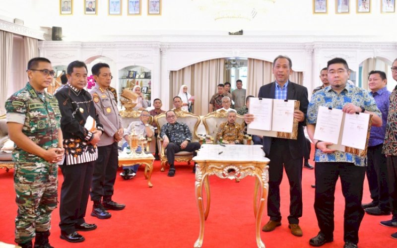 MOU. Pj Gubernur Sulsel Bahtiar Baharuddin menyaksikan penandatanganan Memorandum of Understanding (MoU) antara PT Sulsel Citra Indonesia (Perseroda) Sulsel bersama Dato' Emir Mavani di Rumah Jabatan Gubernur Sulsel, Jumat (26/4/2024). foto: istimewa
