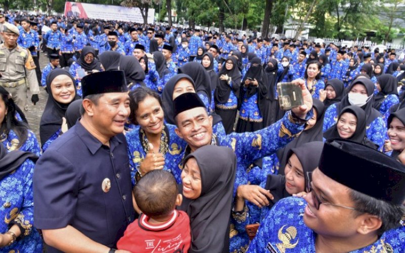 SWAFOTO. Para PPPK swafoto bersama Pj Gubernur Sulsel, Bahtiar Baharuddin, usai menerima Surat Keputusan (SK) sebagai Aparatur Sipil Negara (ASN), Kamis (4/4/2024). foto: istimewa