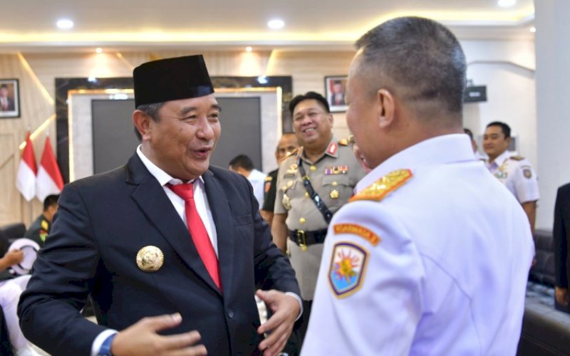 SERTIJAB. Pj Gubernur Sulsel Bahtiar Baharuddin bersama Forkopimda Sulsel menghadiri upacara serah terima jabatan Komandan Lantamal VI dari Laksamana Pertama TNI Ivan Gatot Prijanto kepada Brigadir Jenderal TNI Marinir Andi Rahmat di Dermaga Layang Mako Lantamal VI Makassar, Rabu (24/4/2024). foto: istimewa