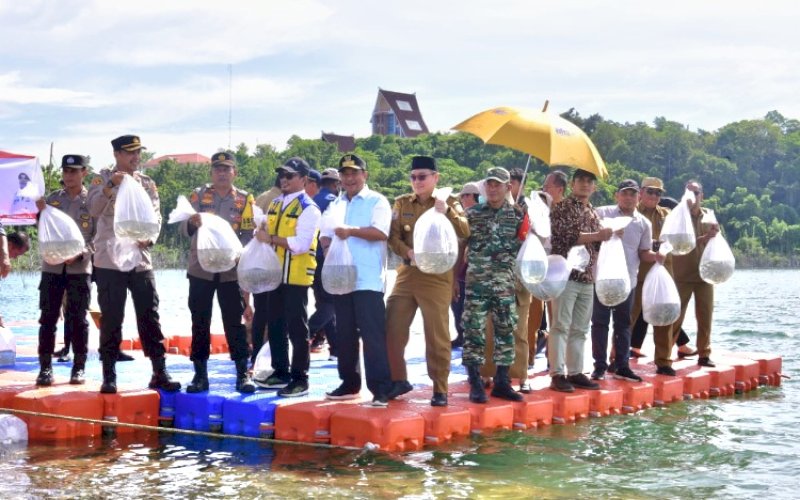 TEBAR BENIH. Pj Gubernur Sulsel, Bahtiar Baharuddin, bersama Pj Bupati Wajo dan seluruh OPD lingkup Pemprov Sulsel maupun Kabupaten Wajo kompak menebar benih ikan nila sebanyak 250 ribu di Bendungan Kalola dan Bendungan Paselloreng, Kabupaten Wajo, Selasa (2/4/2024). foto: istimewa
